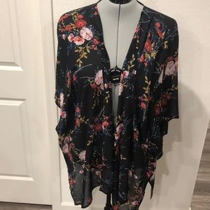 Torrid 5/6X Black Floral Kimono